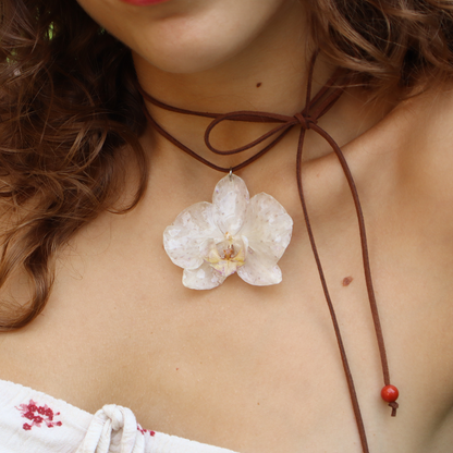 Mujer llevando choker crema, joyería de diseño artesanal con flor de orquídea natural
