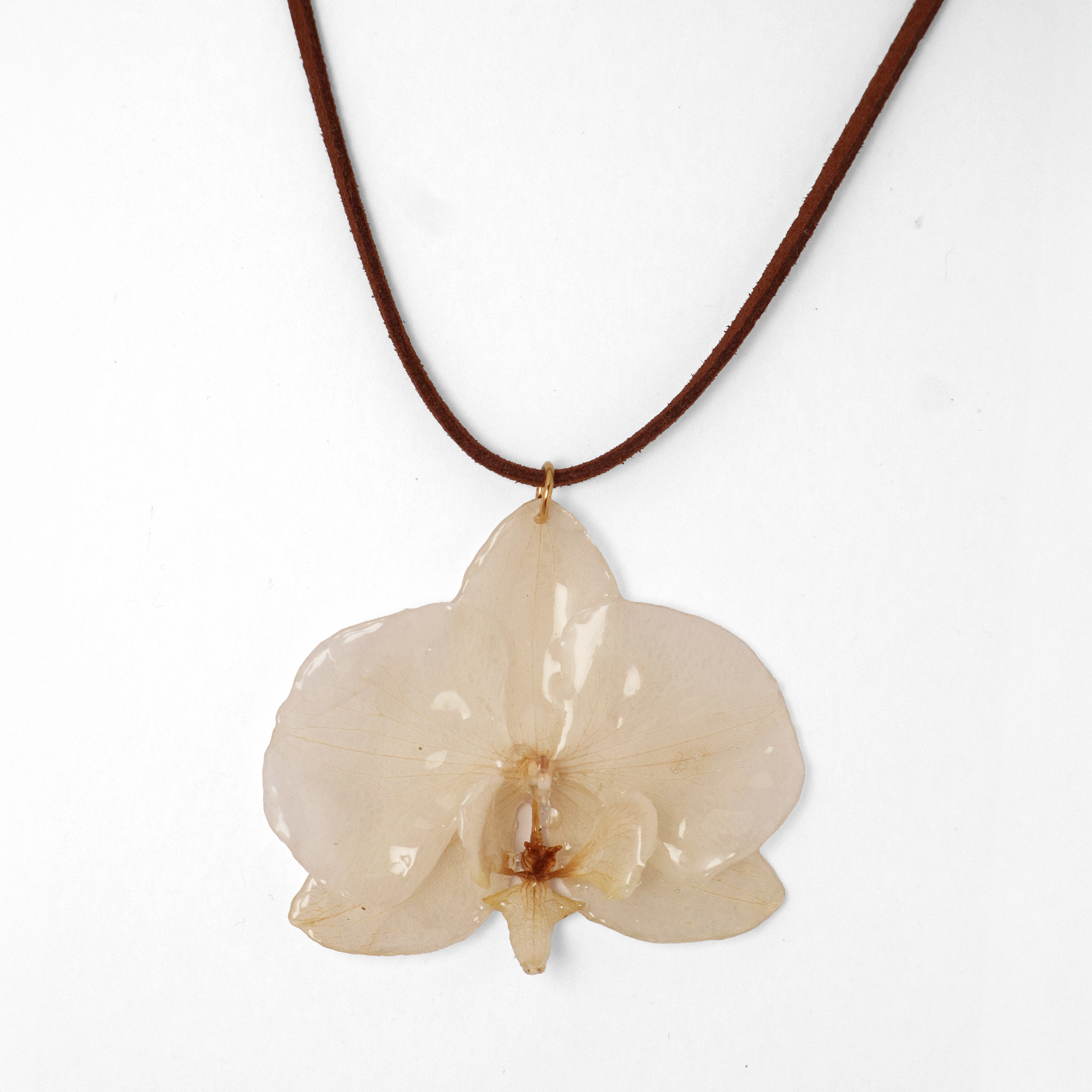 Choker crema, joyería de diseño artesanal con flor de orquídea natural sobre fondo blanco
