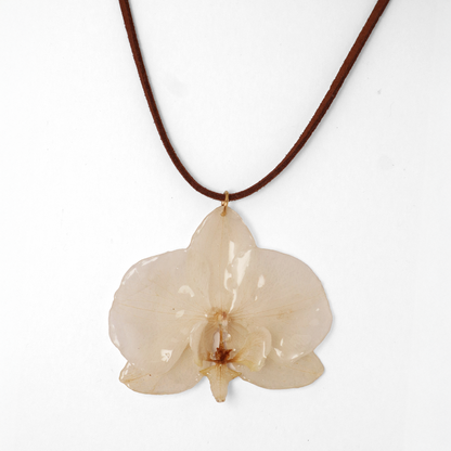 Choker crema, joyería de diseño artesanal con flor de orquídea natural sobre fondo blanco
