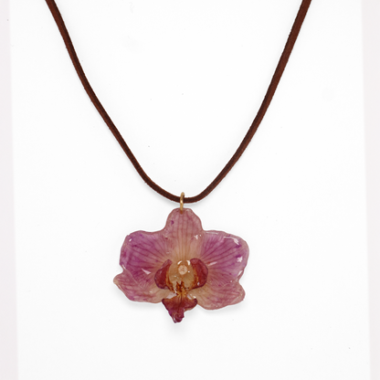 Gargantilla rosada pequeña, joyería de diseño artesanal con flor de orquídea natural sobre fondo blanco
