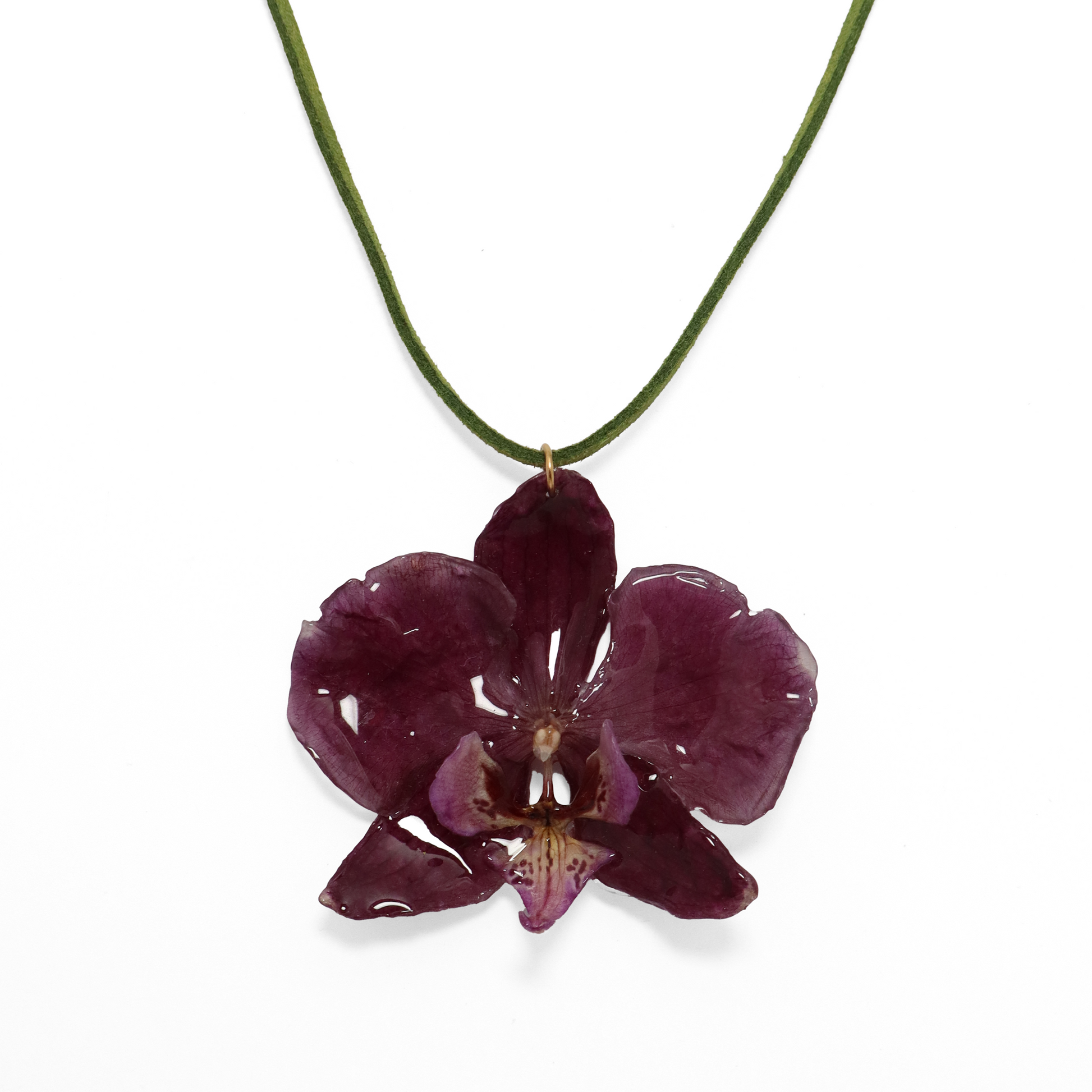 Choker violeta artesanal con flor de orquídea natural sobre fondo blanco
