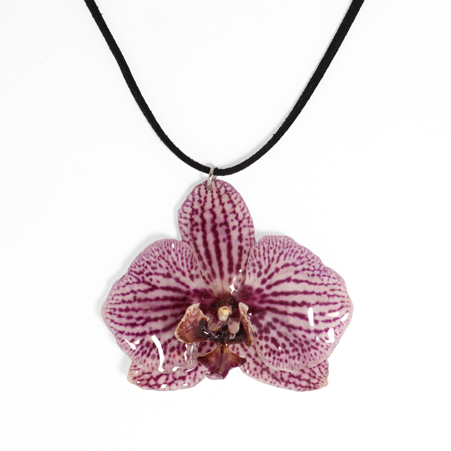 Choker exótico, joyería de diseño artesanal con flor de orquídea blanca y violeta natural sobre fondo blanco
