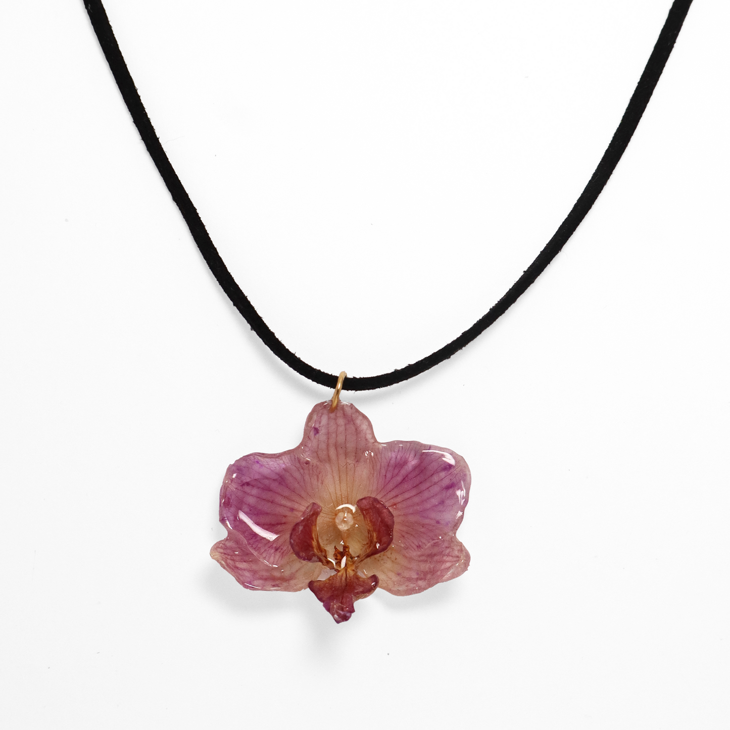 Gargantilla rosada pequeña, joyería de diseño artesanal con flor de orquídea natural sobre fondo blanco
