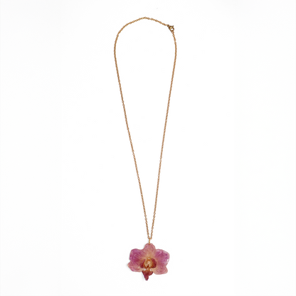 Collar rosado pequeño, joyería de diseño artesanal con flor de orquídea natural sobre fondo blanco
