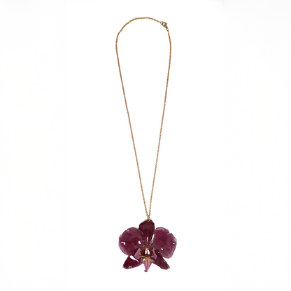 Collar violeta, joyería de diseño artesanal con flor de orquídea natural sobre fondo blanco

