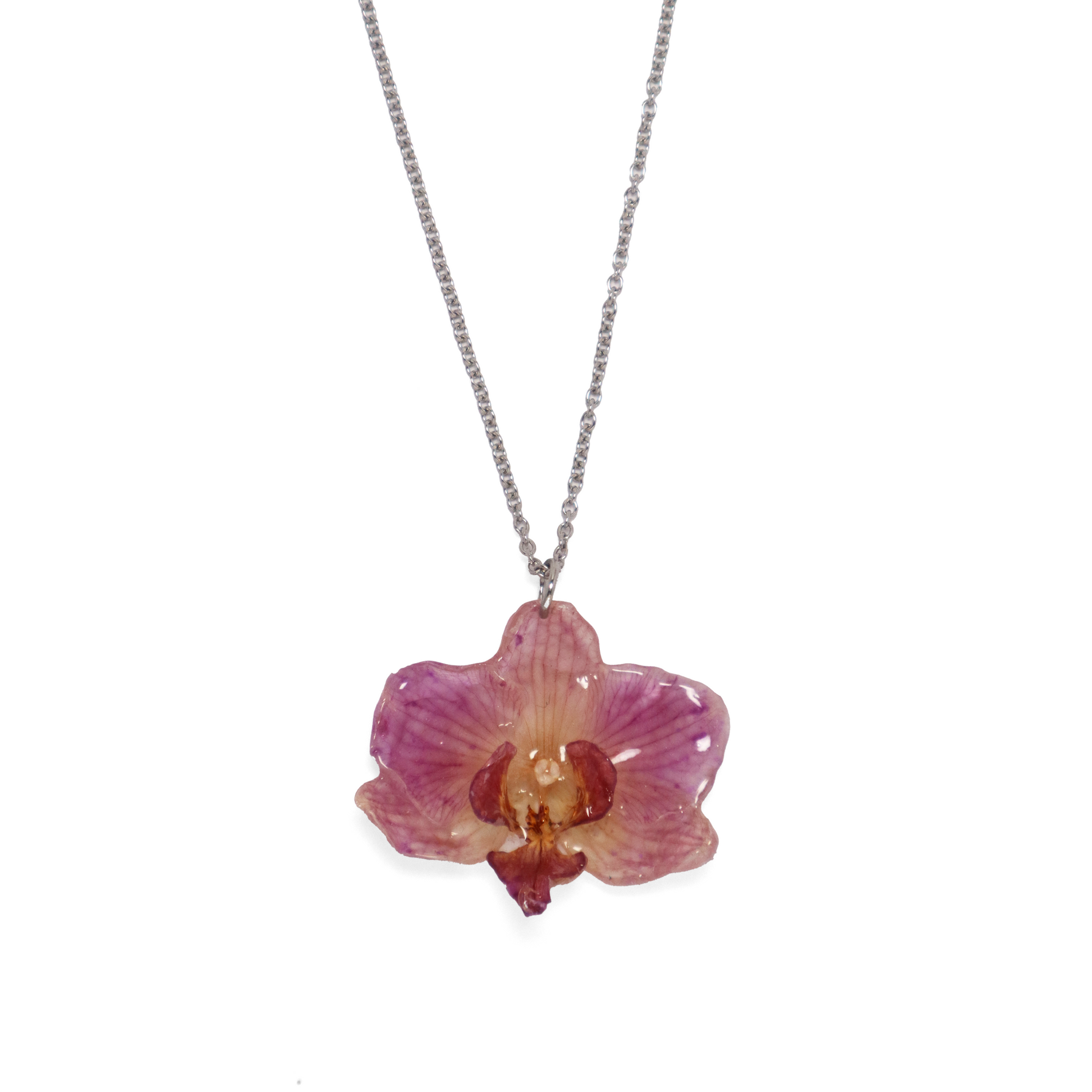 Collar rosado pequeño, joyería de diseño artesanal con flor de orquídea natural sobre fondo blanco
