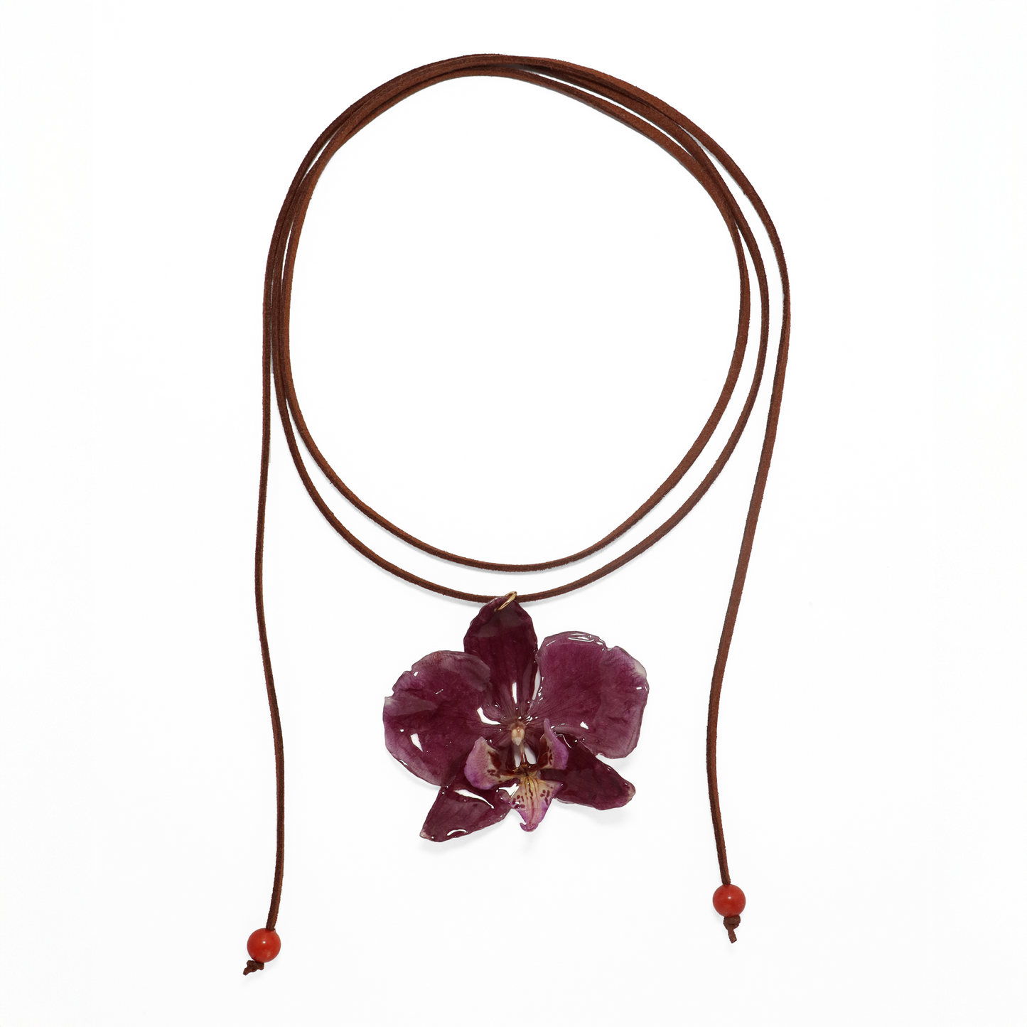 Choker violeta artesanal con flor de orquídea natural sobre fondo blanco
