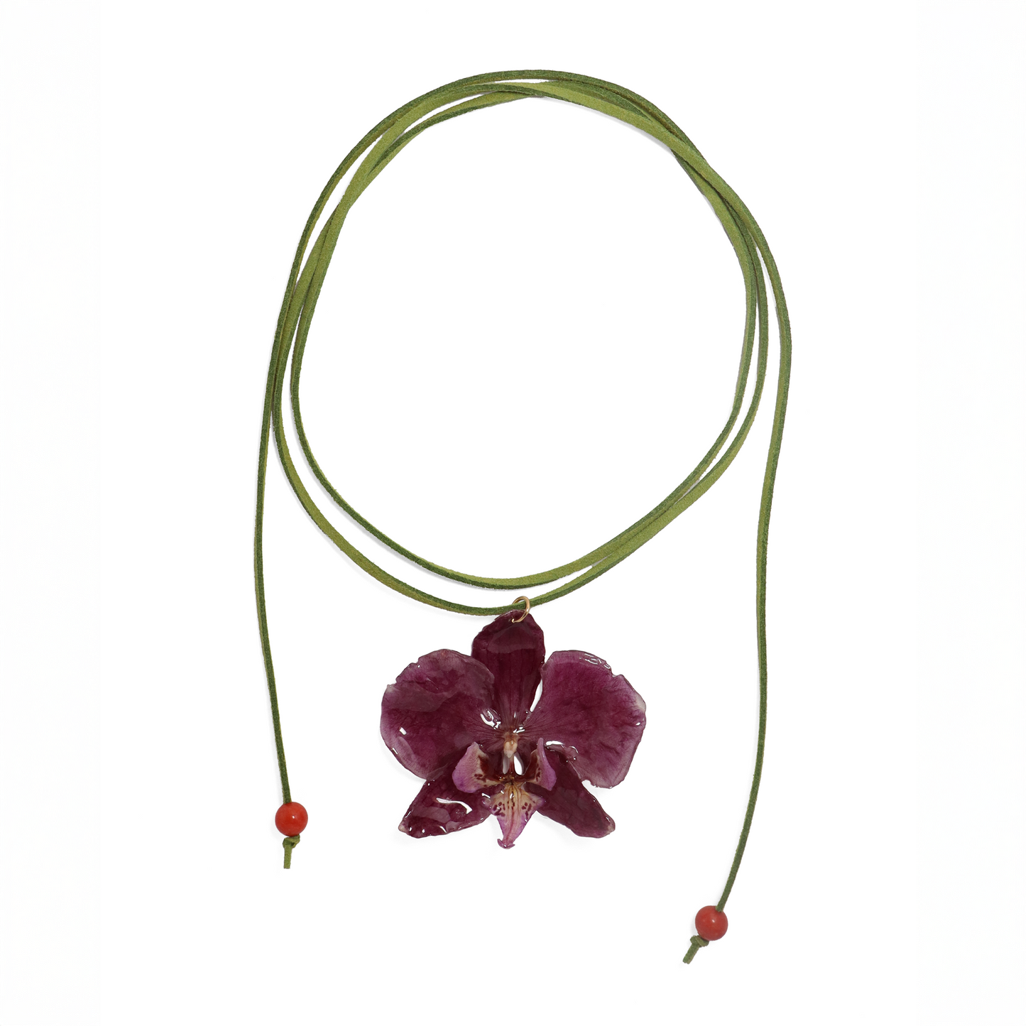 Choker violeta artesanal con flor de orquídea natural sobre fondo blanco
