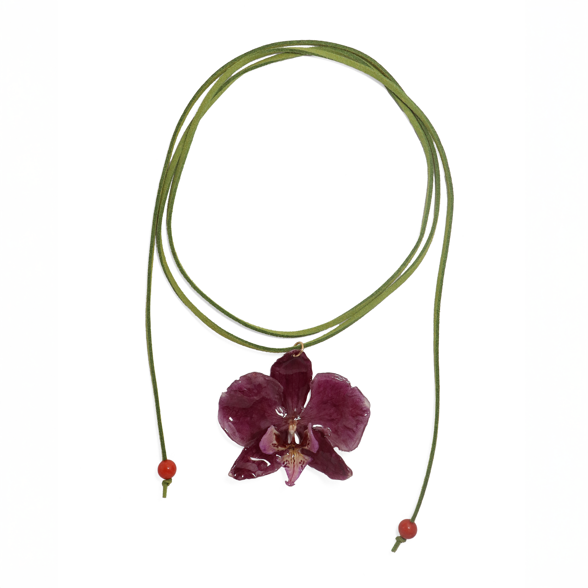 Choker violeta artesanal con flor de orquídea natural sobre fondo blanco

