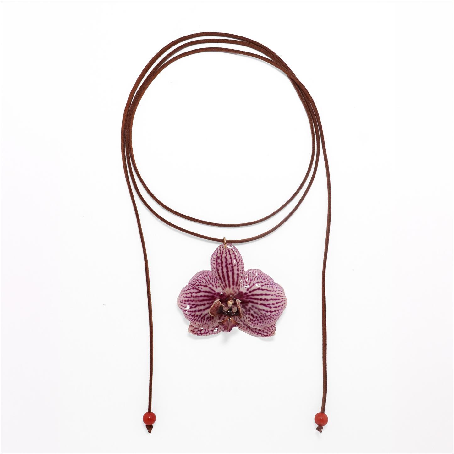 Choker exótico, joyería de diseño artesanal con flor de orquídea blanca y violeta natural sobre fondo blanco
