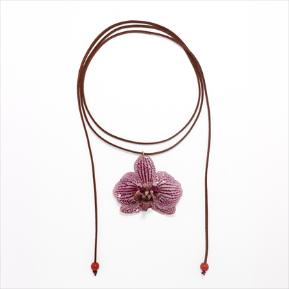 Choker exótico, joyería de diseño artesanal con flor de orquídea blanca y violeta natural sobre fondo blanco
