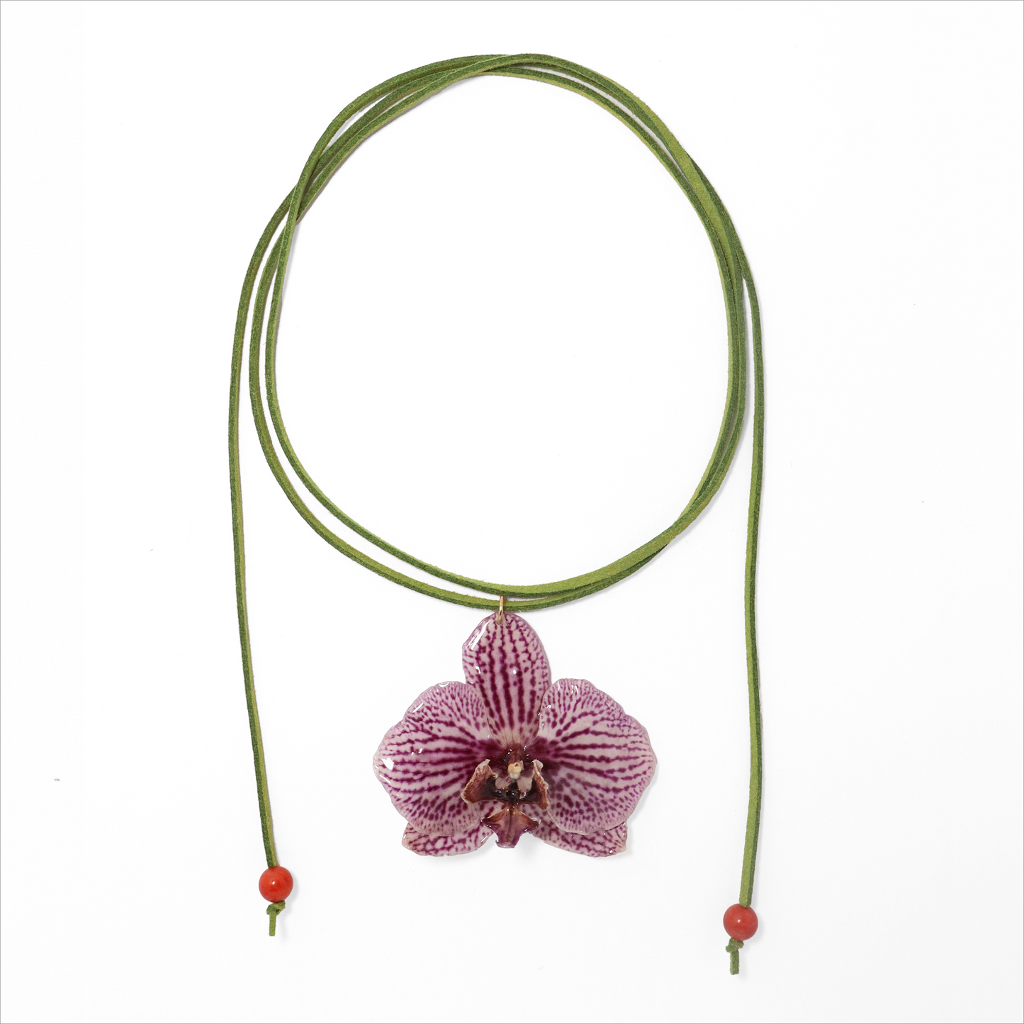 Choker exótico, joyería de diseño artesanal con flor de orquídea blanca y violeta natural sobre fondo blanco
