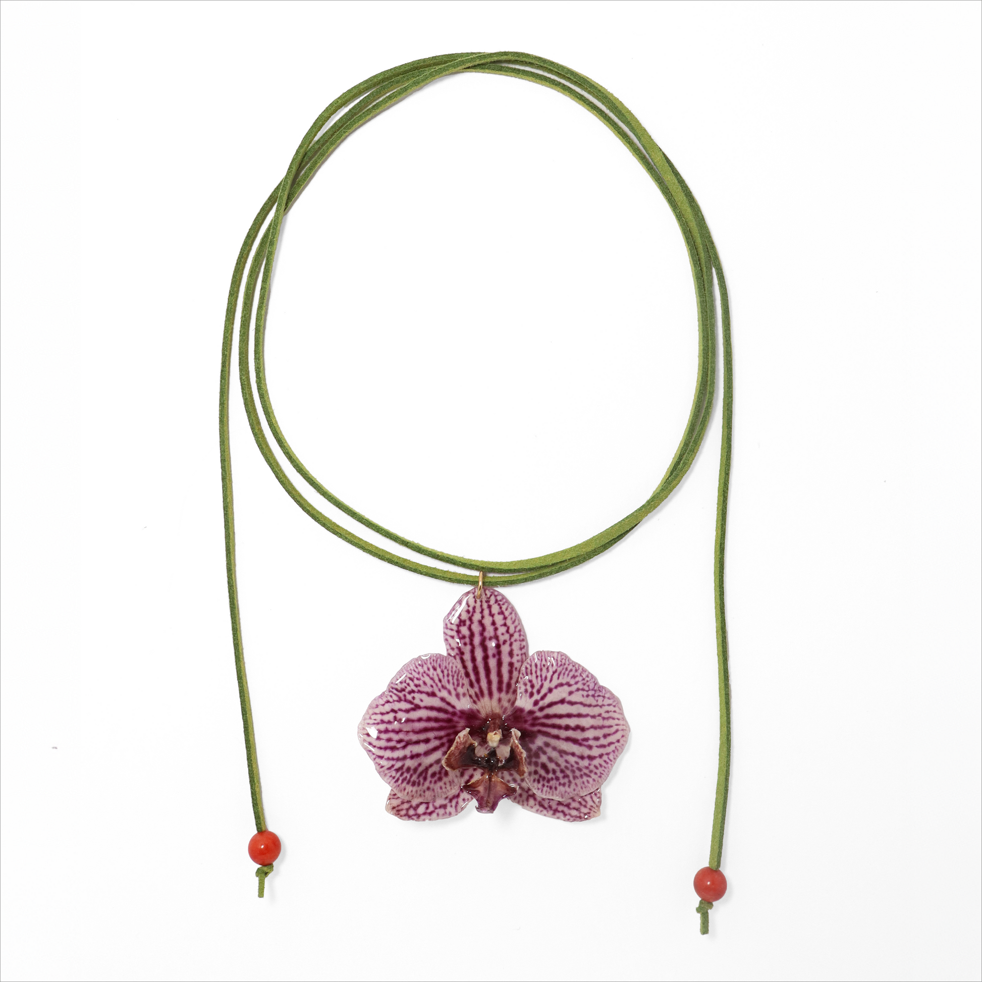 Choker exótico, joyería de diseño artesanal con flor de orquídea blanca y violeta natural sobre fondo blanco
