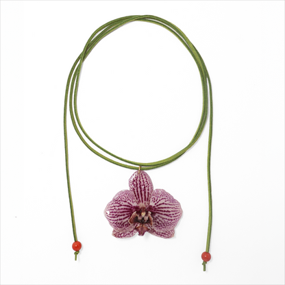 Choker exótico, joyería de diseño artesanal con flor de orquídea blanca y violeta natural sobre fondo blanco
