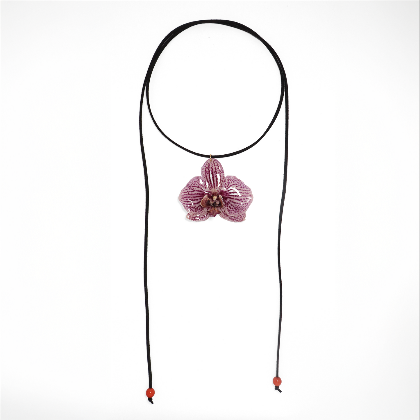 Choker exótico, joyería de diseño artesanal con flor de orquídea blanca y violeta natural sobre fondo blanco

