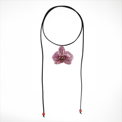 Choker exótico, joyería de diseño artesanal con flor de orquídea blanca y violeta natural sobre fondo blanco
