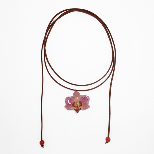 Gargantilla rosada pequeña, joyería de diseño artesanal con flor de orquídea natural sobre fondo blanco
