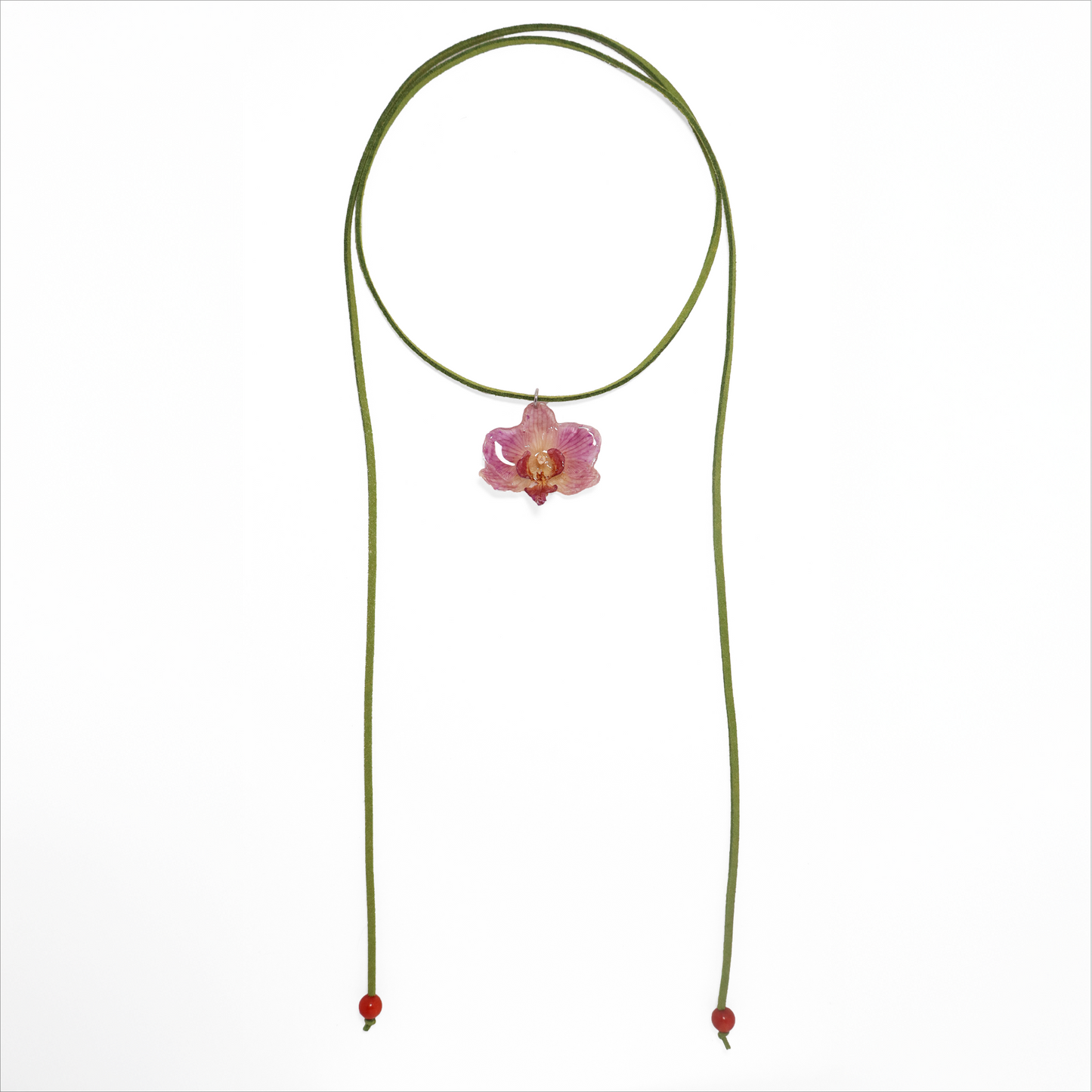 Gargantilla rosada pequeña, joyería de diseño artesanal con flor de orquídea natural sobre fondo blanco
