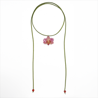 Gargantilla rosada pequeña, joyería de diseño artesanal con flor de orquídea natural sobre fondo blanco
