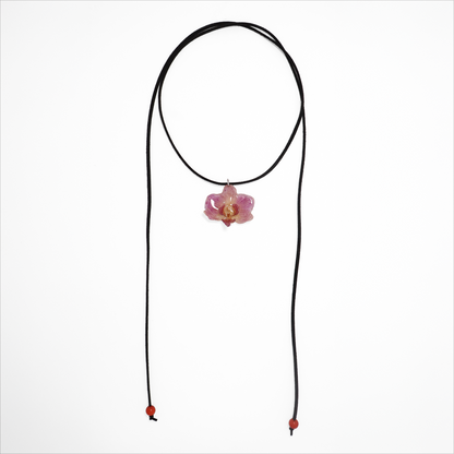Gargantilla rosada pequeña, joyería de diseño artesanal con flor de orquídea natural sobre fondo blanco
