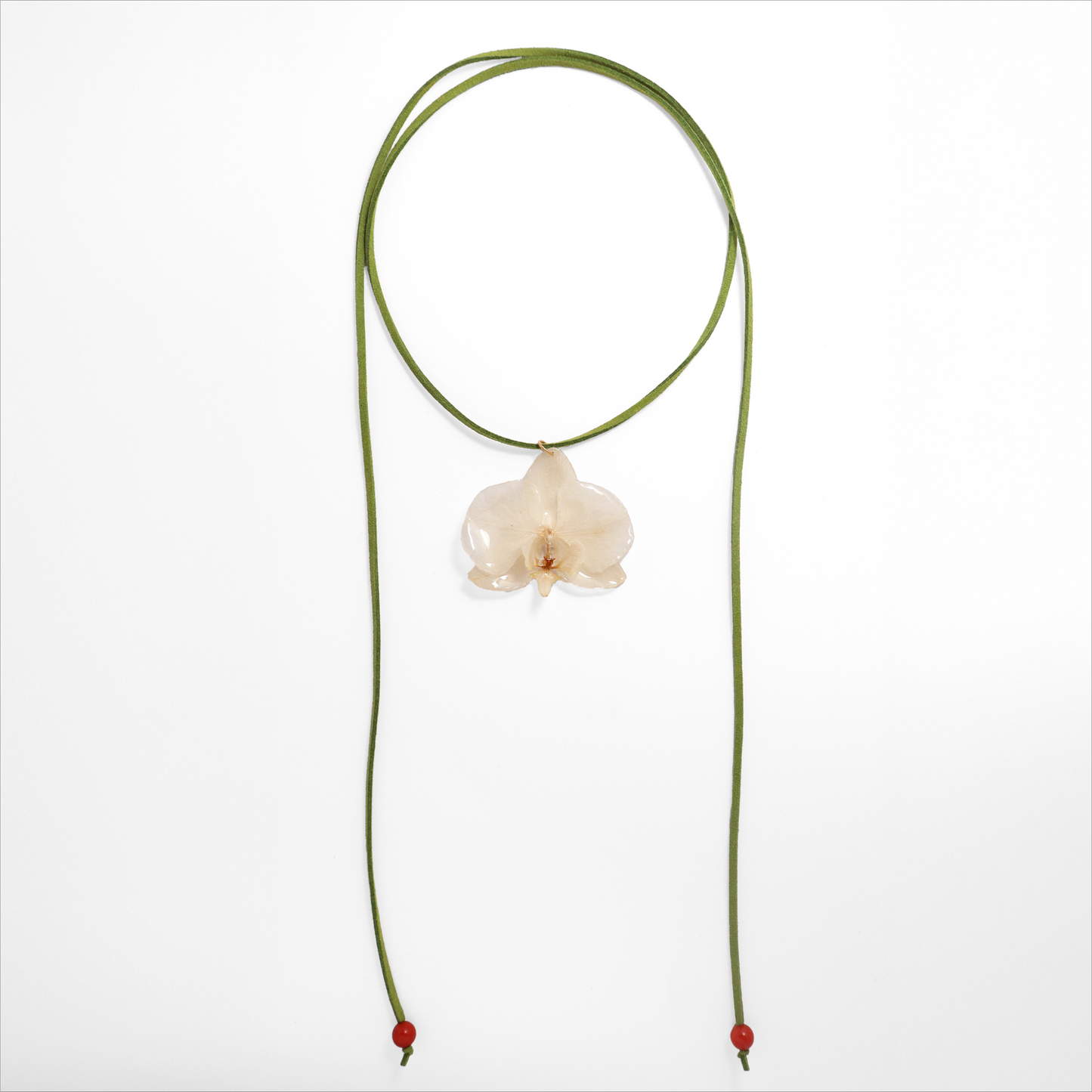 Choker crema, joyería de diseño artesanal con flor de orquídea natural sobre fondo blanco
