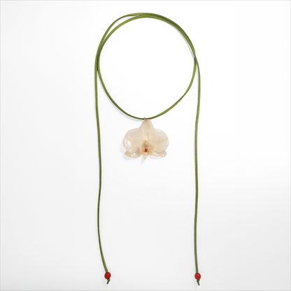 Choker crema, joyería de diseño artesanal con flor de orquídea natural sobre fondo blanco

