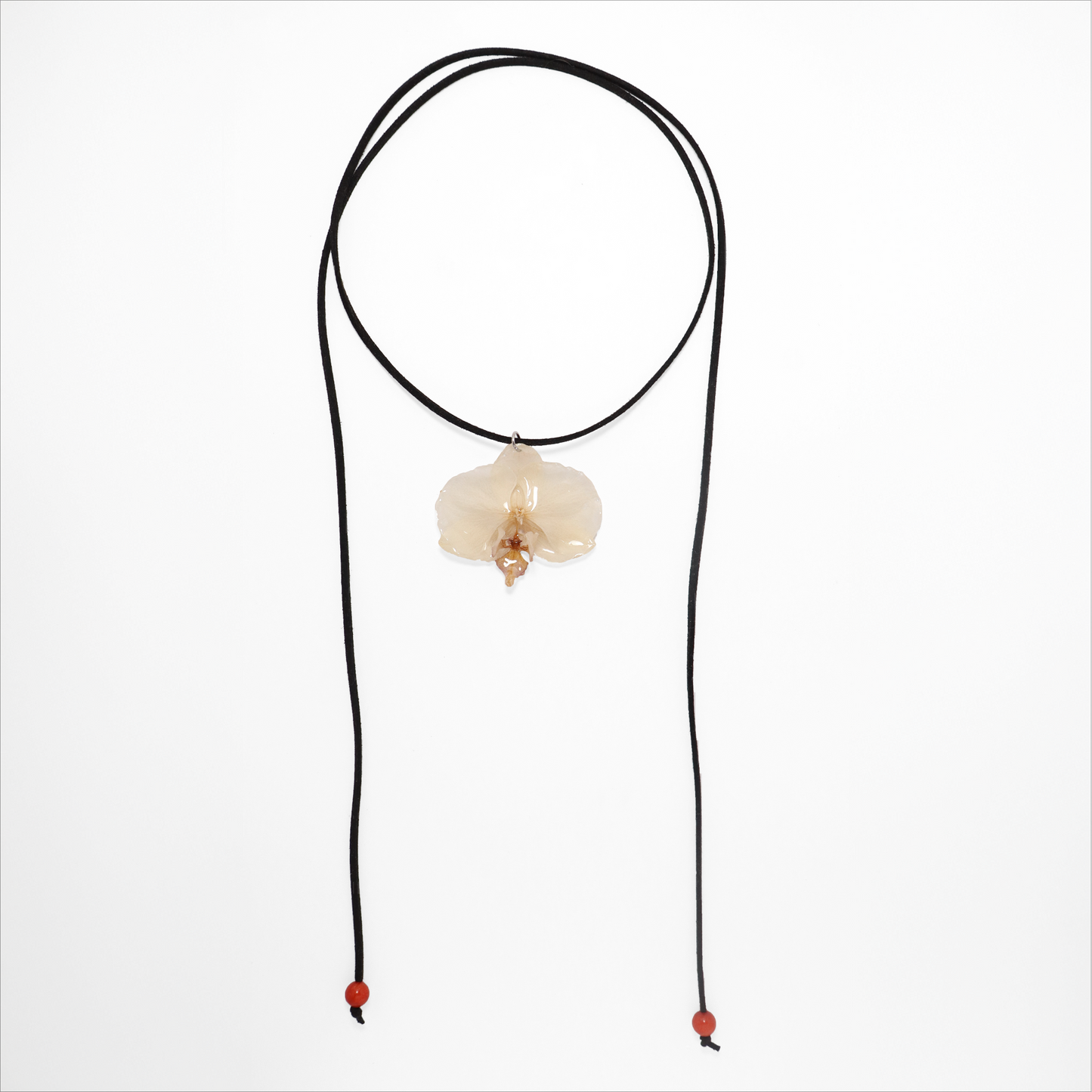Choker crema, joyería de diseño artesanal con flor de orquídea natural sobre fondo blanco
