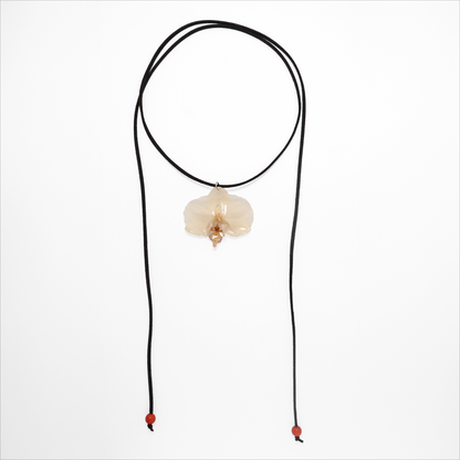 Choker crema, joyería de diseño artesanal con flor de orquídea natural sobre fondo blanco

